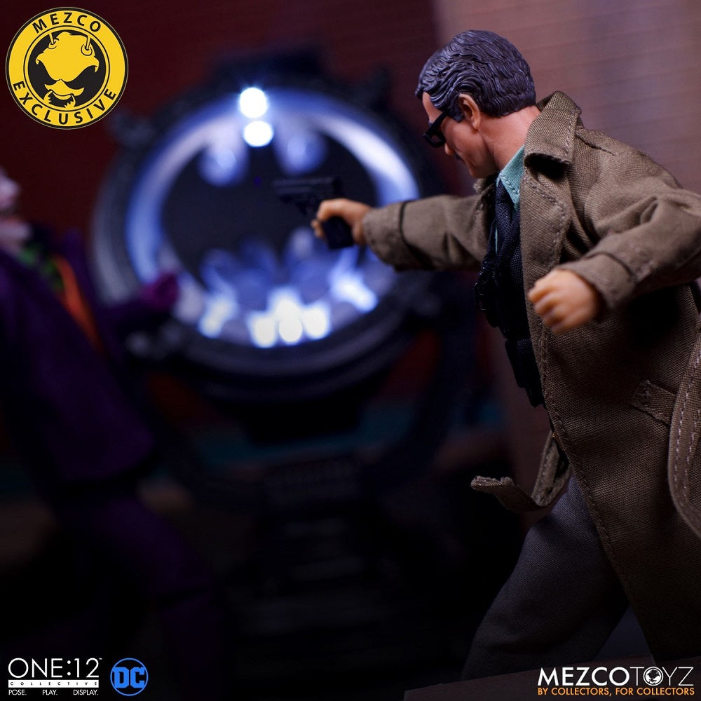 Mezco One 12 x DC Commissioner Gordon and Bat Signal Deluxe Edition [2019 SDCC] - Fugitive Toys