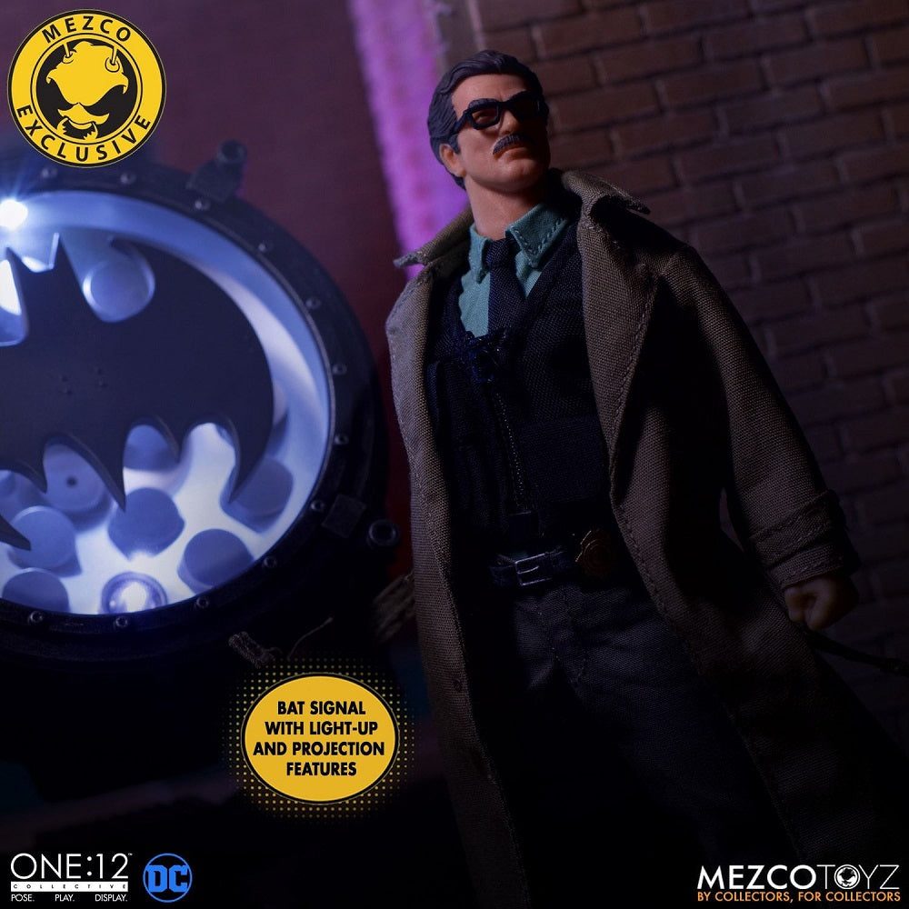 Mezco One 12 x DC Commissioner Gordon and Bat Signal Deluxe Edition [2019 SDCC] - Fugitive Toys